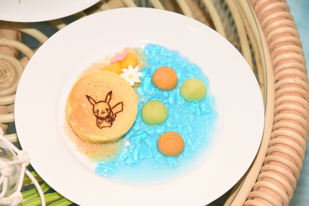 ピカチュウの焼き印を押したフルーツパンケーキ
