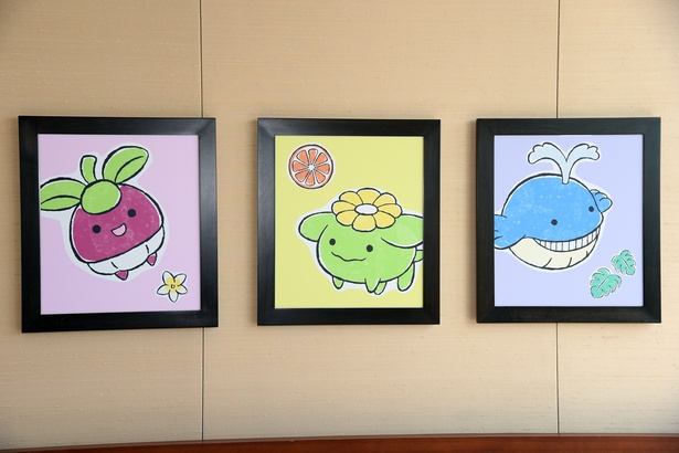 室内のいたるところにポケモンたちのイラストが飾られている