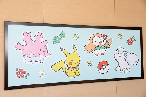 室内のいたるところにポケモンたちのイラストが飾られている