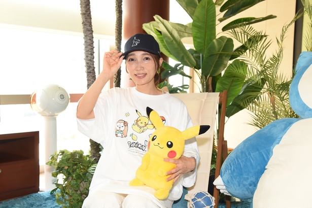 アメニティグッズのビッグTシャツとキャップを着用