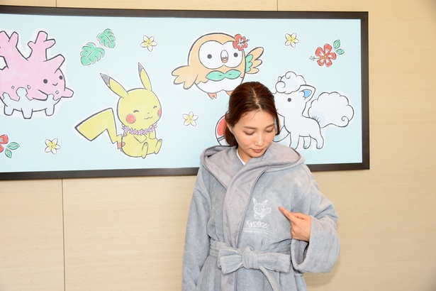 アメニティグッズのバスローブを着用
