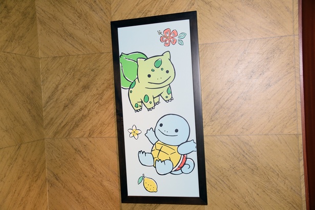 室内のいたるところにポケモンたちのイラストが飾られている