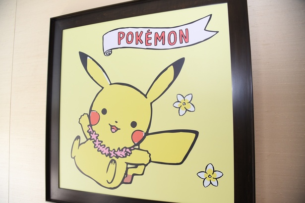 室内のいたるところにポケモンたちのイラストが飾られている