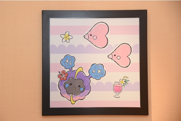 室内のいたるところにポケモンたちのイラストが飾られている