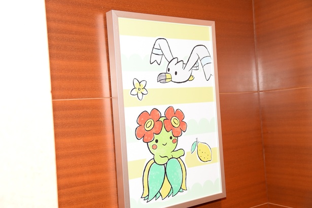 室内のいたるところにポケモンたちのイラストが飾られている