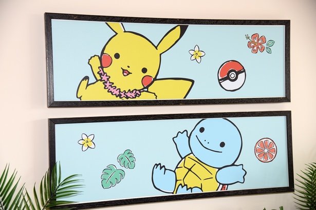 室内のいたるところにポケモンたちのイラストが飾られている