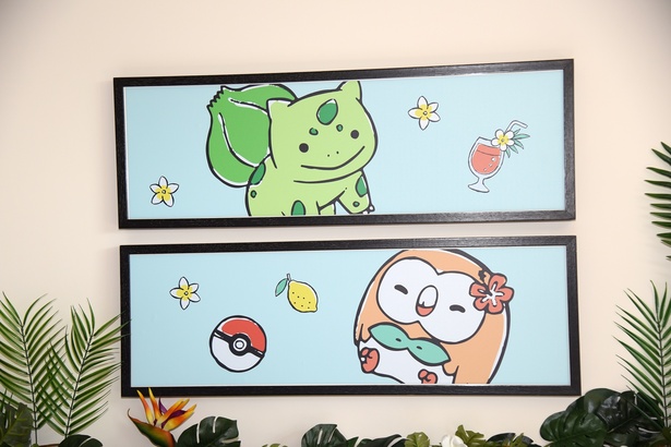 室内のいたるところにポケモンたちのイラストが飾られている