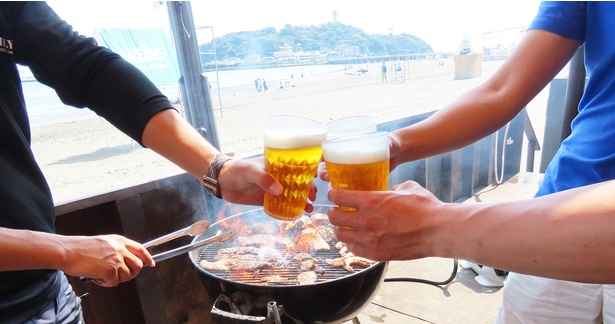 仲間と乾杯しながら過ごす時間も格別。手ぶらでOKなBBQだから、気軽に夏の思い出を作れる