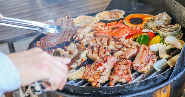 ジュージューと焼ける音と香りが食欲をそそる。海を眺めながら豪快に楽しむプレミアムBBQは夏の醍醐味
