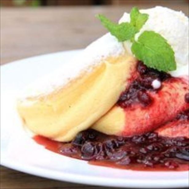「濃厚チーズムースパンケーキ　ベリーソースがけ」(1280円) 濃厚でコクのあるクリームチーズとフレッシュ感のあるマスカルポーネを合わせたチーズムースを使った一品。