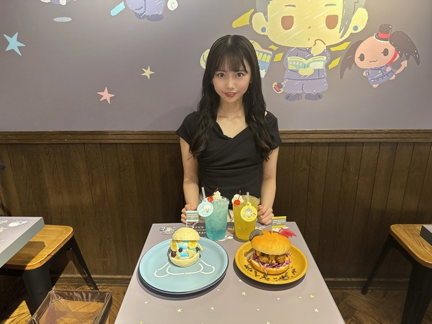 店内の一部の壁面には大きなイラストが描かれています！どのキャラ近くの席になるのか楽しみ！