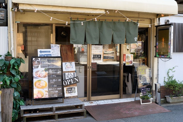 近鉄東寺駅から徒歩5分の住宅街の一角に店を構える/らー麺や アタウ