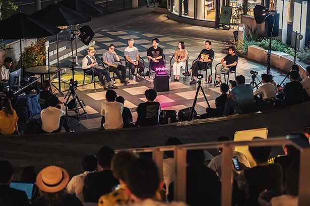 2024年8月の「夜の役員会」の様子。2025年からは夏のイベント終了後も活動を継続する通年の「学び合いコミュニティ」として進化。参画企業間で課外授業を実施