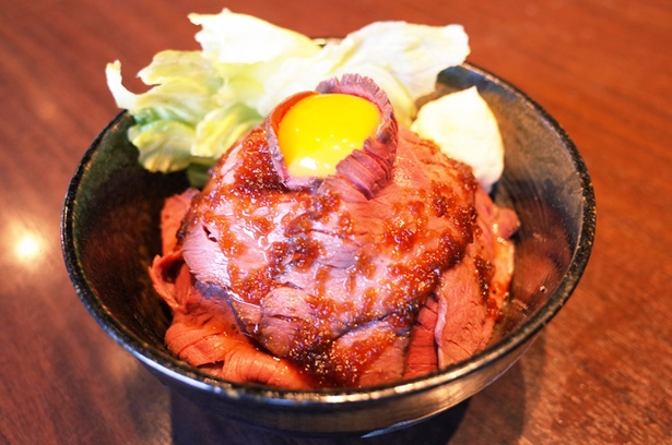 1枚1枚の肉が大きくて食べがいのあるローストビーフ丼。和田氏も試食時に絶賛した一品だ