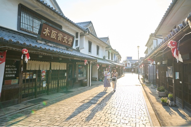 受付場所の「木阪賞文堂 白壁店」がある「白壁の町並み」には、江戸時代の商家の風景が連なる