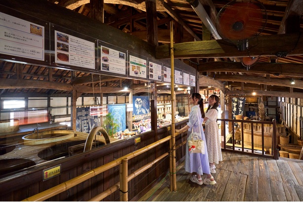 佐川醤油店では醸造蔵の一部が公開されており、江戸時代から現代まで伝わる製法や工具を見学できる