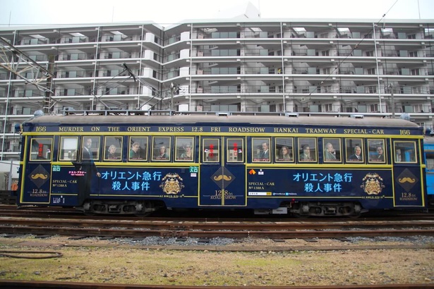 側面のプリント。窓には豪華キャストが乗車しているようなラッピングが