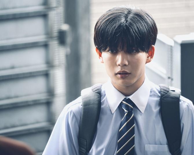 なにわ男子・長尾謙杜×山田杏奈W主演『恋に至る病』指先で唇に触れる親密場面写真が解禁！TikTok200万再生の話題作が映画化