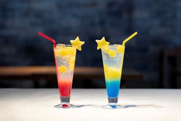 「想いが浮かぶ カルピスの流れ星ドリンク」(各500円)は織姫ストロベリーと彦星ブルーの2種類