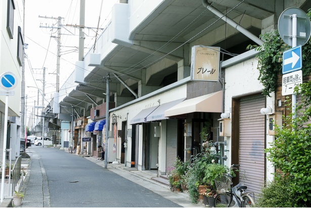 「THE DRINK」がオープンするのはJR中津駅のすぐそば。線路の高架下