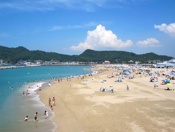 「快水浴場百選」の「海の部特選」に選ばれた「片男波海水浴場」