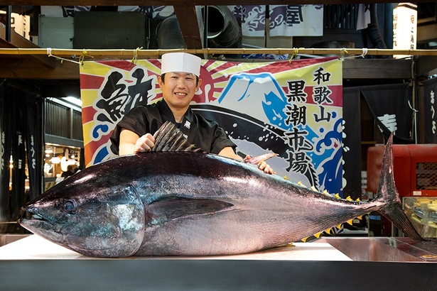 「黒潮市場」では、生マグロの解体ショーを毎日行っている