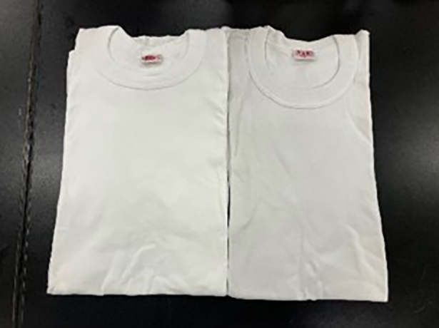 白Tシャツの比較画像。左は新品白Tシャツ、右は8割以上の人が新しく買い替えるレベルと答えた黒ずみTシャツ(ライオン調べ)