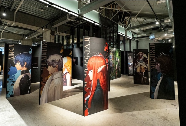主要な登場人物たちのアートや解説が展示されたエリア