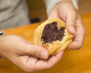 【福岡のうまかもん】西新商店街のソウルフード！半世紀以上愛され続ける名物｢蜂楽饅頭｣