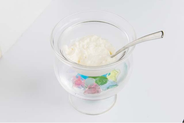 コーヒーに好みで入れられるホイップクリームも付く