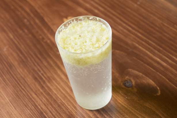 「シャッリシャリ！瞬間冷凍サワーシリーズ レモン」(486円)は、氷の代わりにシャーベット状の焼酎を使い、溶けてもアルコールが薄まらない。凍らせたレモンの皮をすりおろしさわやか