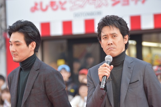 【写真を見る】コンビらしさが出ているが、2人は意図せず似たような衣装になったらしい