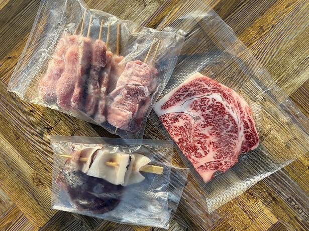 肉の種類が変わり、海鮮も楽しめる「豪華BBQと屋台食べ放題コース(120分制)アルコール＆ソフトドリンク飲み放題コース」(7480円)