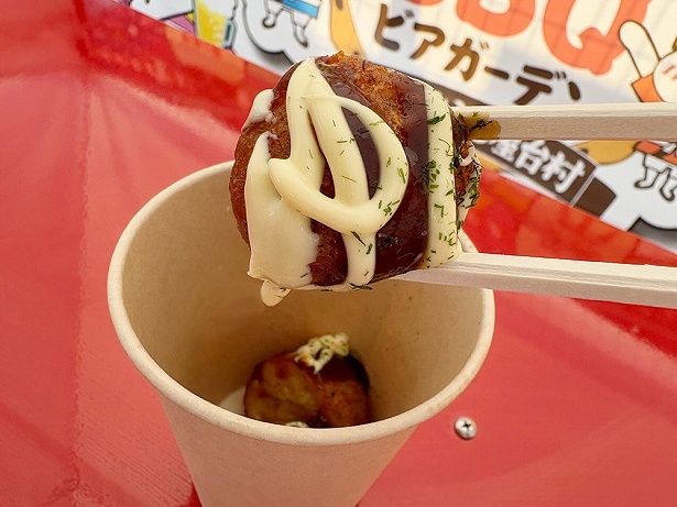 屋台にはたこ焼きなど、おつまみになるものも