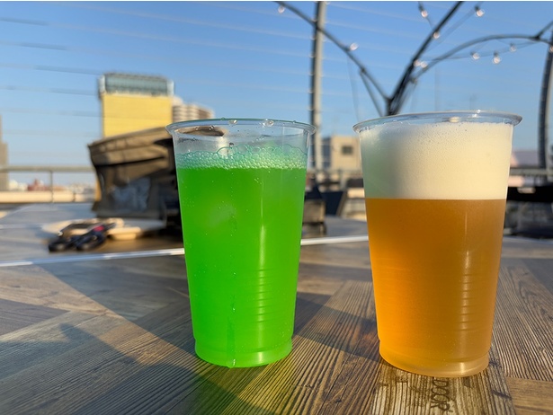 機械が注いでくれたアサヒスーパードライで乾杯！ソフトドリンクもセルフで