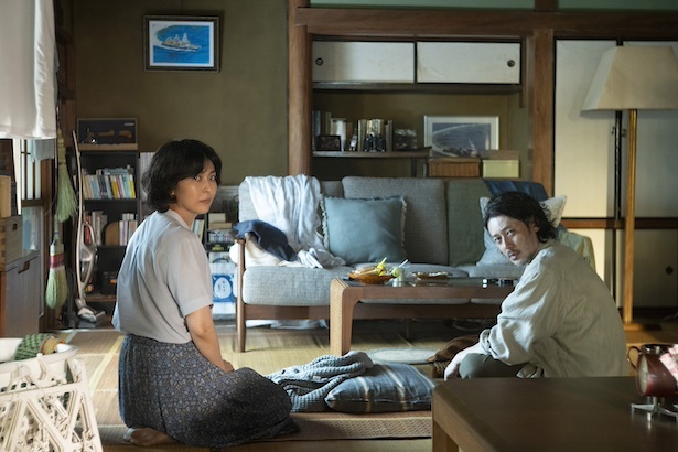 【写真】松たか子との再共演にも注目!治(オダギリジョー)と治の妻・恵子(松たか子)の場面カット (C) 2025映画『夏の砂の上』製作委員会