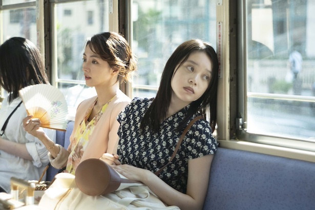 治の妹・阿佐子(満島ひかり)と娘の優子(髙石あかり) (C) 2025映画『夏の砂の上』製作委員会
