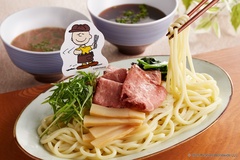 「チャーリー・ブラウンとルーシーの仲良しローストビーフつけ麺」(1098円／麺大盛り1208円) 