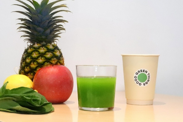 【写真】夏バテ対策に効果的！小松菜・パイン・リンゴ・レモンを組み合わせた「GREEN JUICE」