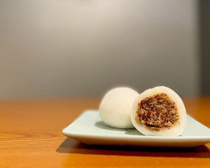 ありそうでなかった“非スイーツ系”大福が登場！新感覚の「肉菓子」が京都・祇園で販売