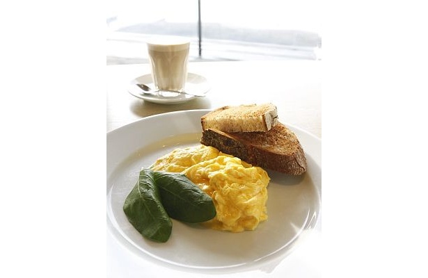 オーガニックスクランブルエッグw/トースト(1200円)