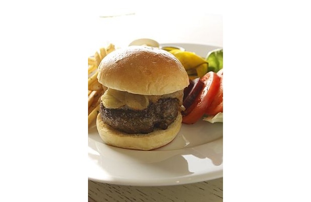 和牛バーガーwレタス(2000円)は、自家製ズッキーニピクルスやハーブフレンチフライなどが添えられている