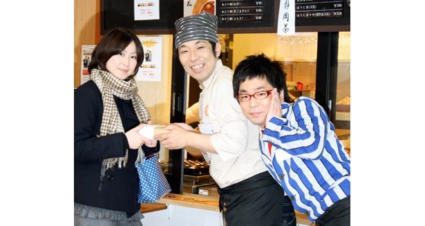 スイーツショップ「和スイーツ四季の実 TEAROOM」(東京・飯田橋)の1日店長として頑張るパンクブーブー