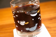 飲み物を注ぐとピングーとピンガが泳いでいるように見える！