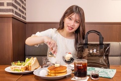 外はカリっと香ばしく、中はしっとりふっくらとしたホットケーキにシロップをたっぷりかけて「いただきます！」