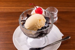 バニラアイスとホイップクリームをトッピングした「炭火珈琲ゼリー」