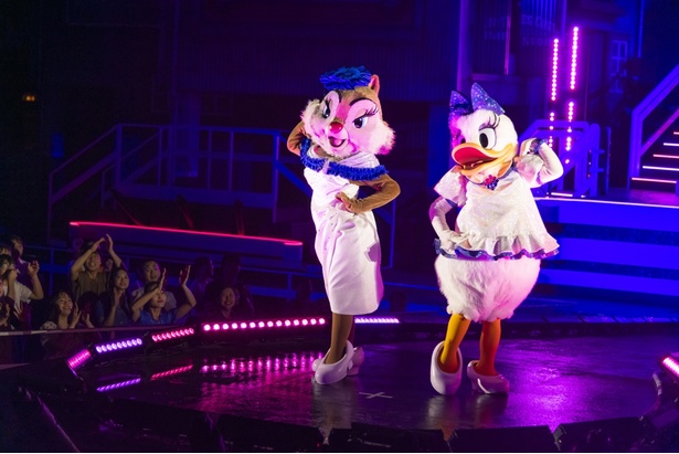 ランウェイの先端で美しい歌声を披露する、デイジーダックとクラリス