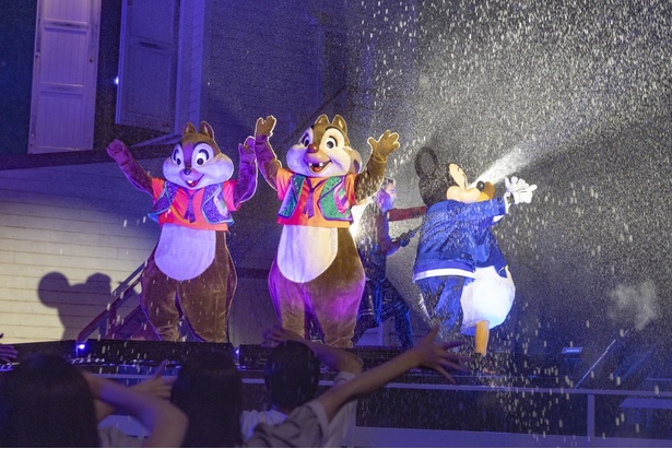 ディズニーの仲間たちもびしょ濡れに！