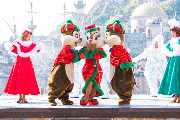 【写真を見る】クラリスの両頬にチップとデールがキス！