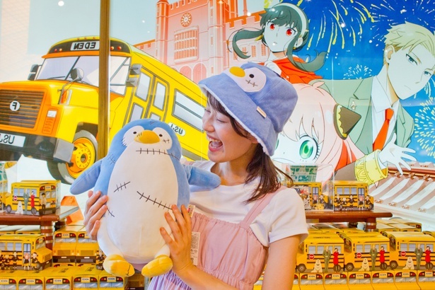 ぬいぐるみやバケットハットになった「ぺんぎん」には、ボンドがボロボロにした際に縫われた傷跡が